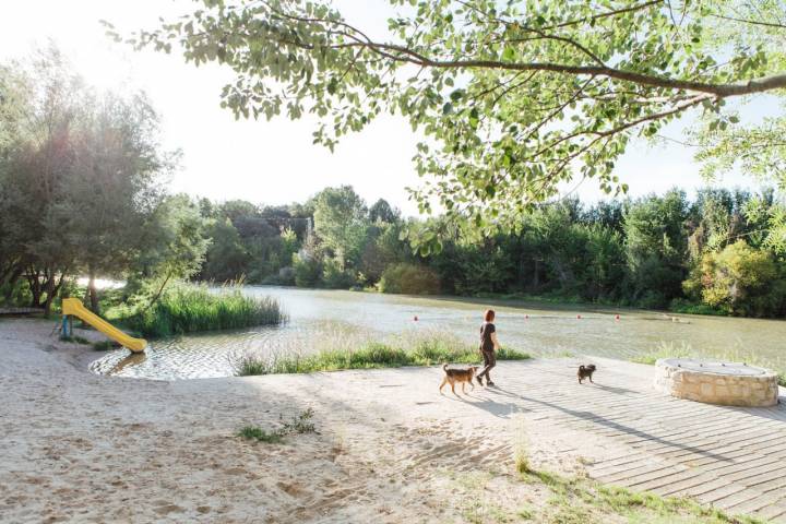 La playa fluvial de Quintanilla de Arriba, ideal para refrescarse en verano.