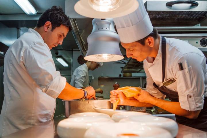 Alberto en cocina, preparando el siguiente pase del menú.