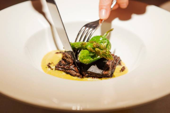 Lasaña de morcilla de Burgos hecha con pasta fresca y tinta de calamar.