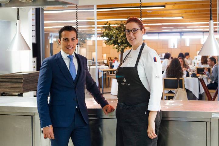 Guillermo de la Cruz junto a la chef Marina de la Hoz, en la cocina vista del restaurante.