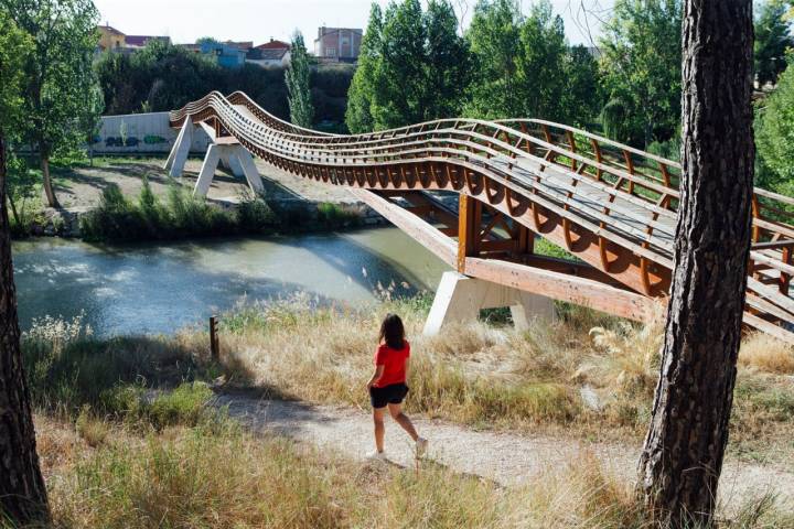 Construido en Asturias, estamos ante uno de los puentes de madera más largos de España.