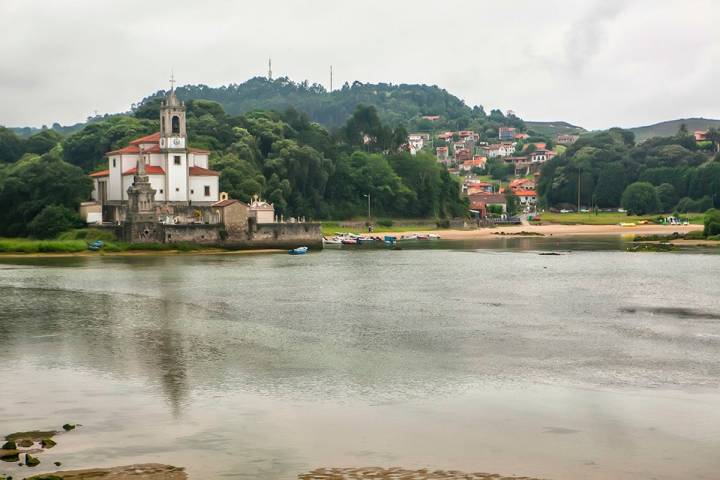 La Iglesia de Niembru-Barros y su cementerio se bañan en el mar. Foto: José García.