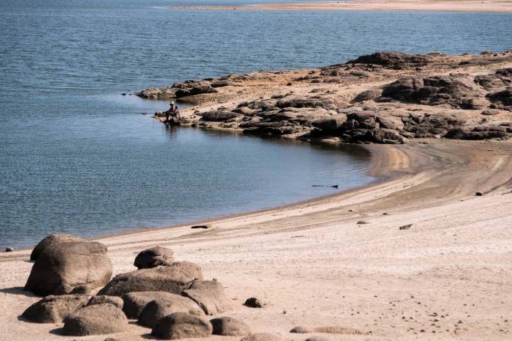 Un pescador en el pantano de Rosarito