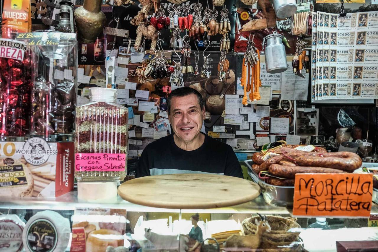 Antonio Fernández, dueño de la tienda 'Aromas de Extremadura' en Jarandilla de la Vera, Cáceres