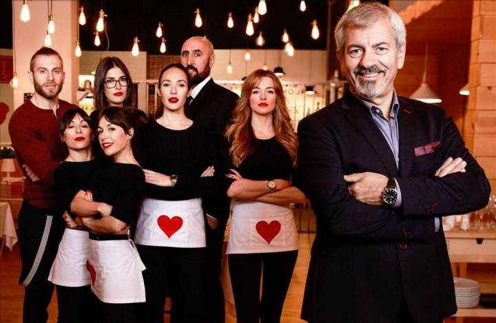 Sobera junto al equipo de camareros de 'First Dates'. Foto: Cuatro.