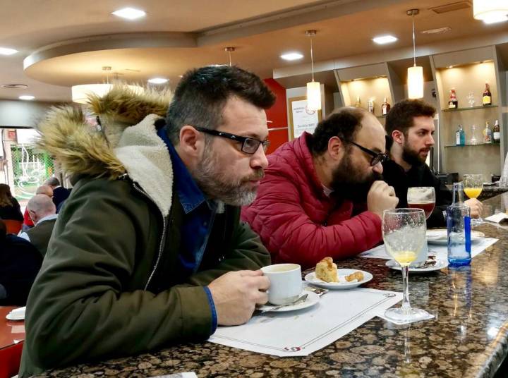 Desayunando con sus compañeros de 'La Vida Moderna' (Cadena SER). Foto: @davidbroncano.