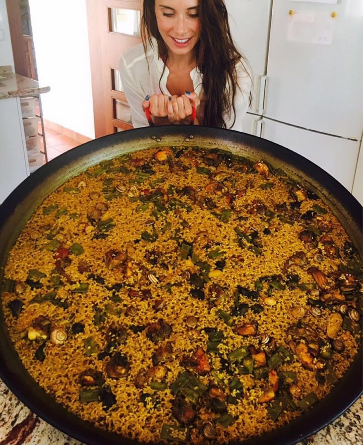 La presentadora junto a una suculenta paella.