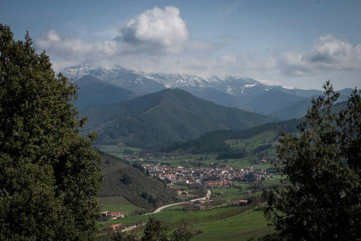 El ermitaño Toribio tuvo suerte al lanzar su cayada. Vista de Potes desde el Monasterio.