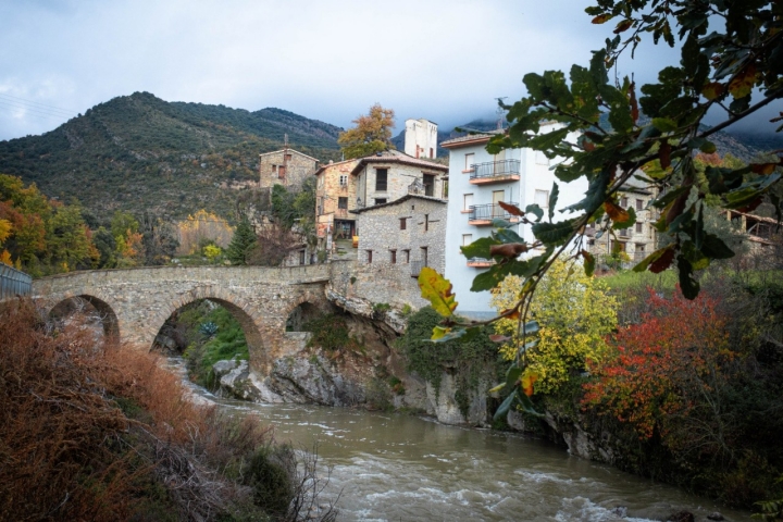 Puente de Serraduy sobre el cauce del río Isábena.