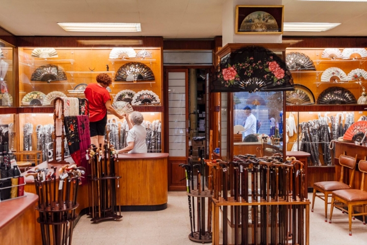 El abuelo de Maribel segura tenía una tienda de paraguas que ahora regenta ella misma.