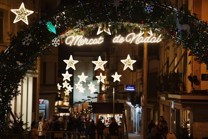 La Fira d’artistes i Mércat de Nadal busca potenciar el comercio local.