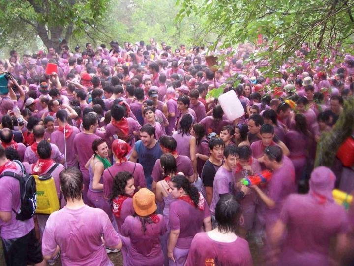 Multitud manchada de vino tinto tras la batalla.