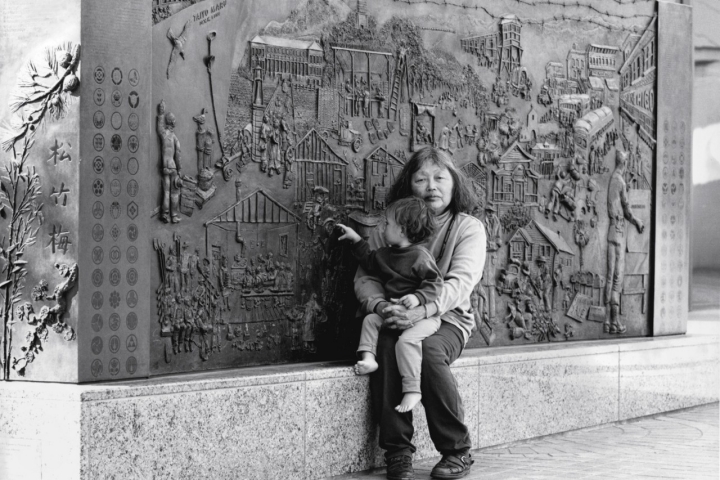 Ruth Asawa y su nieta en el Monumento Conmemorativo del Internamiento de Japoneses Estadounidenses