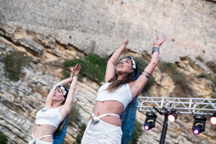 Bailarinas en el Fantasía Ibiza Festival 2025. 