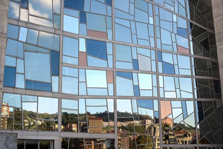 La ciudad se refleja en el Palacio construido en 1999.