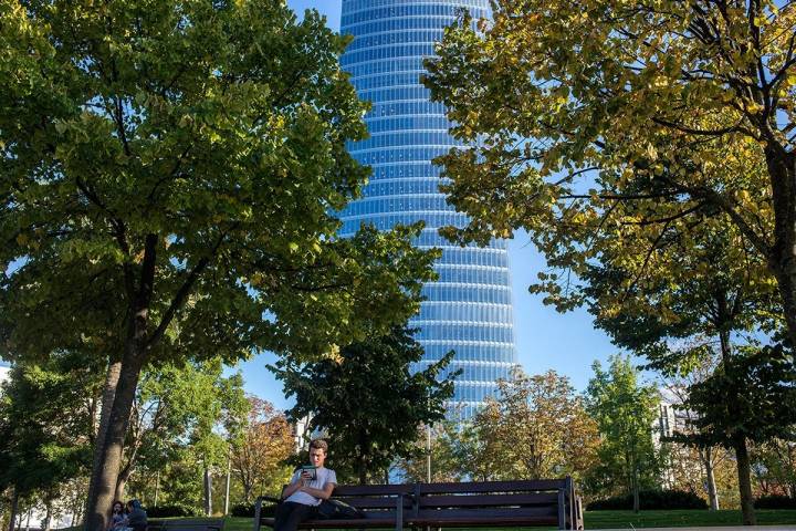 La torre tiene 165 metros de altura.