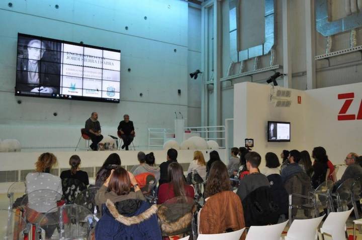 Durante los Encuentros con Jordi Serra I Fabra. Foto: Facebook.