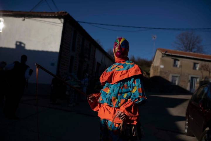 Carlos las pinta de colores aunque también las hace para dar miedo, con heridas o cuernos…