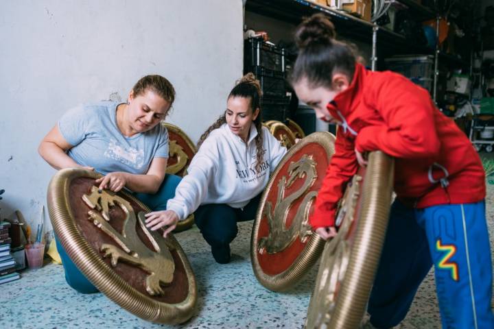 En el garaje trabajan las mujeres y los niños con los elementos de menor tamaño.