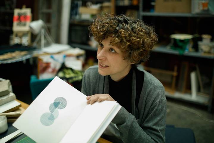 Natalia García, artesana del colectivo Trastocados, borda las libretas que ella misma encuaderna.