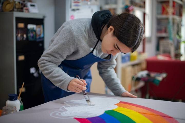 Témperas y pinturas acrílicas son de las mejores opciones para pintar en casa.