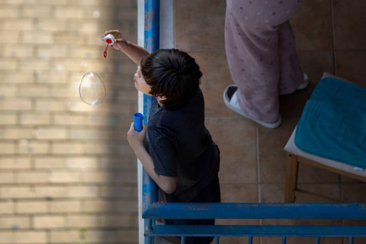 Fotos desde el balcón. Niño haciendo pompas.