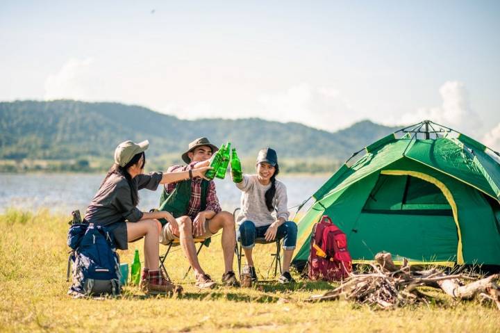 Si viajas con amigos, es fundamental que atéis bien vuestras vacaciones para evitar sorpresas. Foto: Shutterstock.