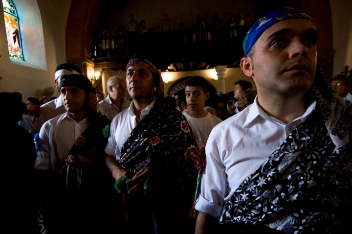 Los doce Danzantes esperando la salida de la iglesia.