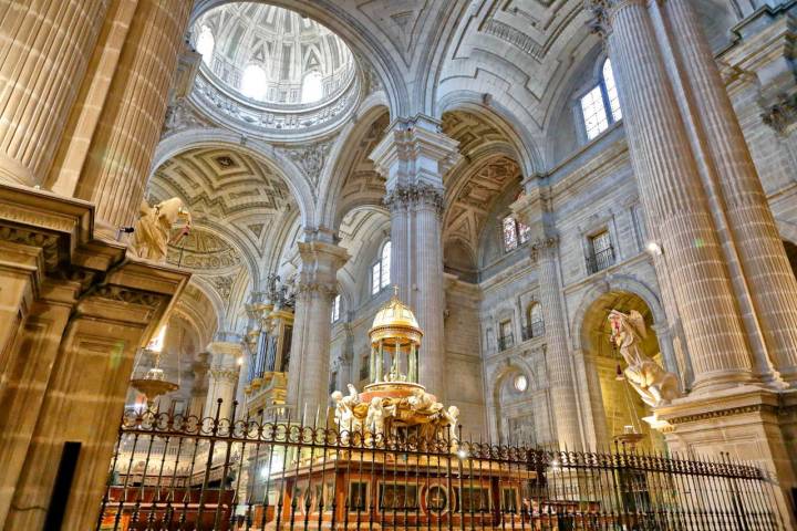 El Altar Mayor está enmarcado por los cuatro pilares centrales del templo.