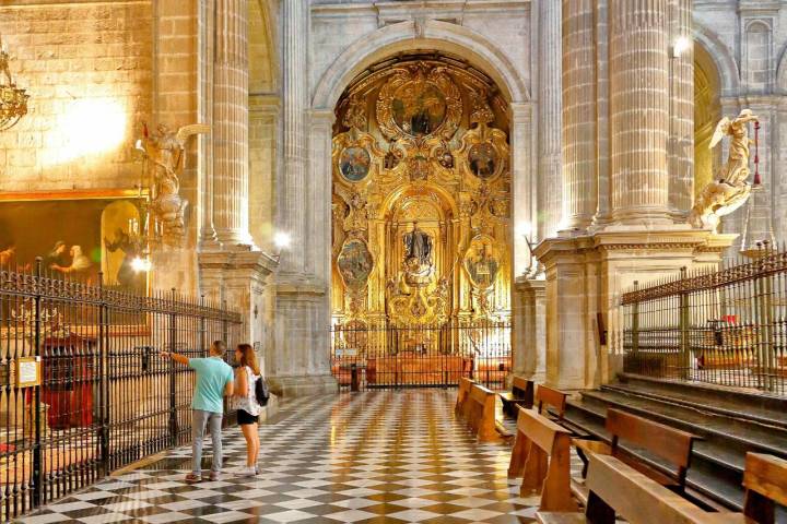 Tras las rejas de la Capilla Mayor se puede ver la lápida del obispo por fin enterrado.