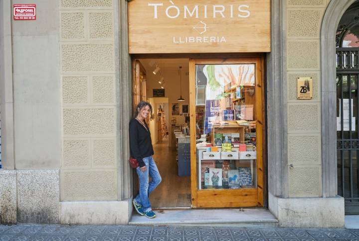 La librería da un toque de color a la calle en Barcelona.