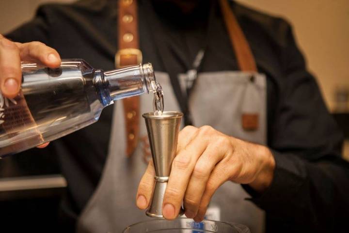 Patxi Troitiño enseña su forma de hacer cócteles durante el curso. Foto: Basque Culinary Center.