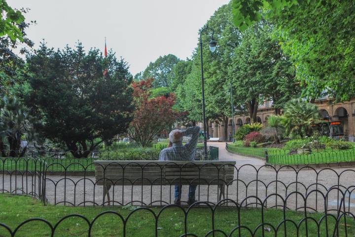 La Plaza de Gipuzkoa, donde los bancos vuelven a ser los que encontrábamos en Miramar.