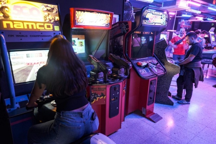 Un joven montada en una moto de una simuladora de carreras.