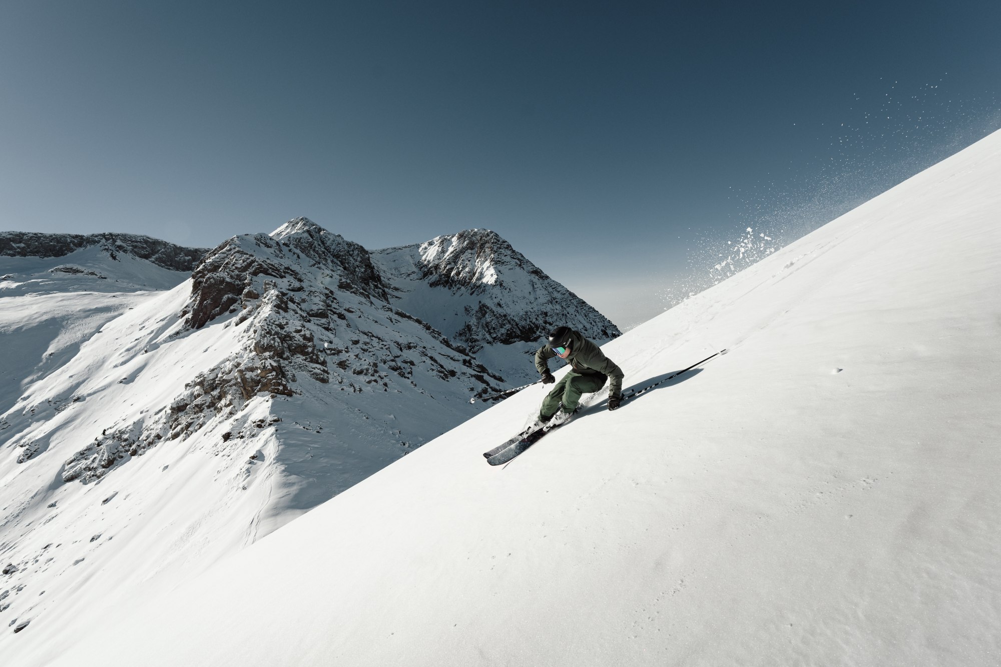 Esquiador en el Pirineo aragonés.