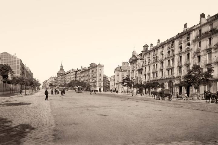 "Hermosa, hermosísima, es la calle de Alcalá. Sus deformidades la embellecen más. Sus jorobas son un nuevo encanto. No hay en el mundo calle más alegre. Todo en ella es alegre. La calle de Alcalá es un florido sumidero, donde los madrileños arrojan, paseo