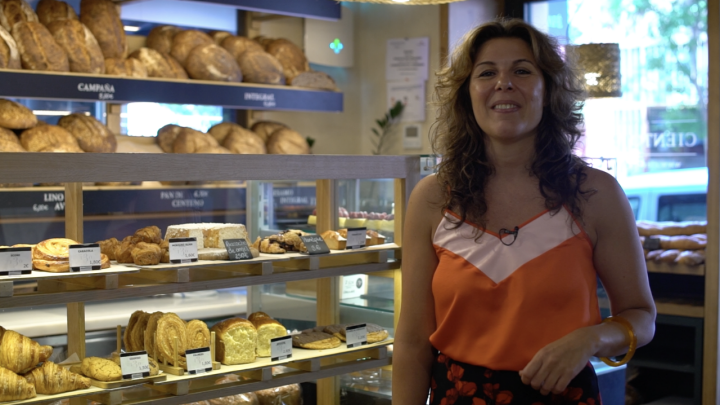 María Ritter, directora de Guía Repsol, durante el proceso de elaboración de las pulseras.