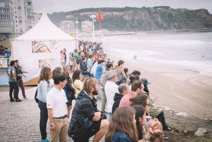 Con rompientes para todos, Asturias es el lugar perfecto para cabalgar las olas. Foto: Lorena Alal Fotografía.