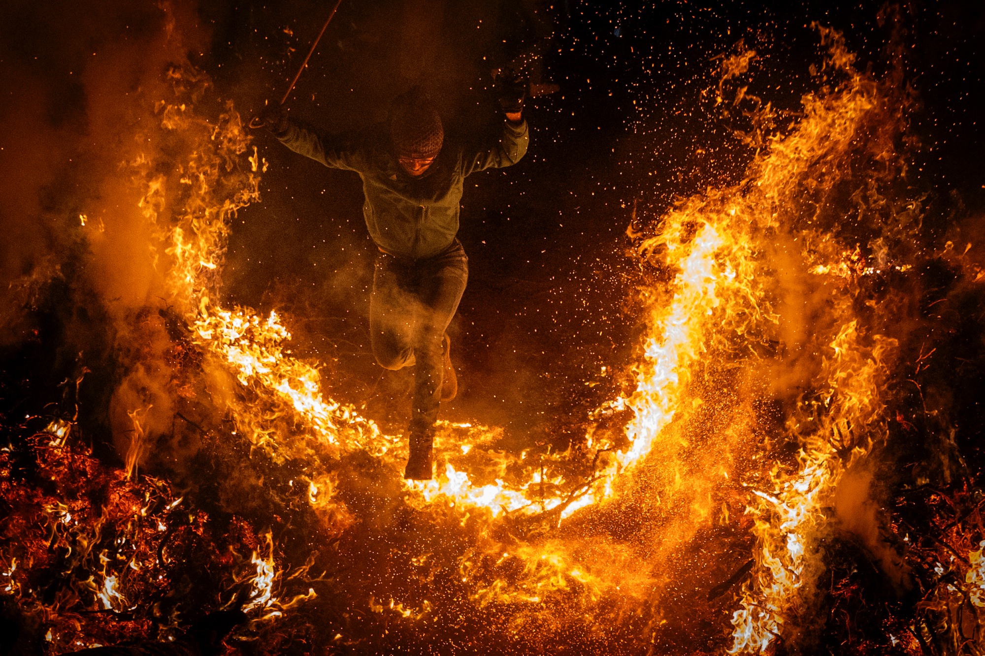 El pueblo se tiñe de rojo, y humo y fuego rompen la fría noche.