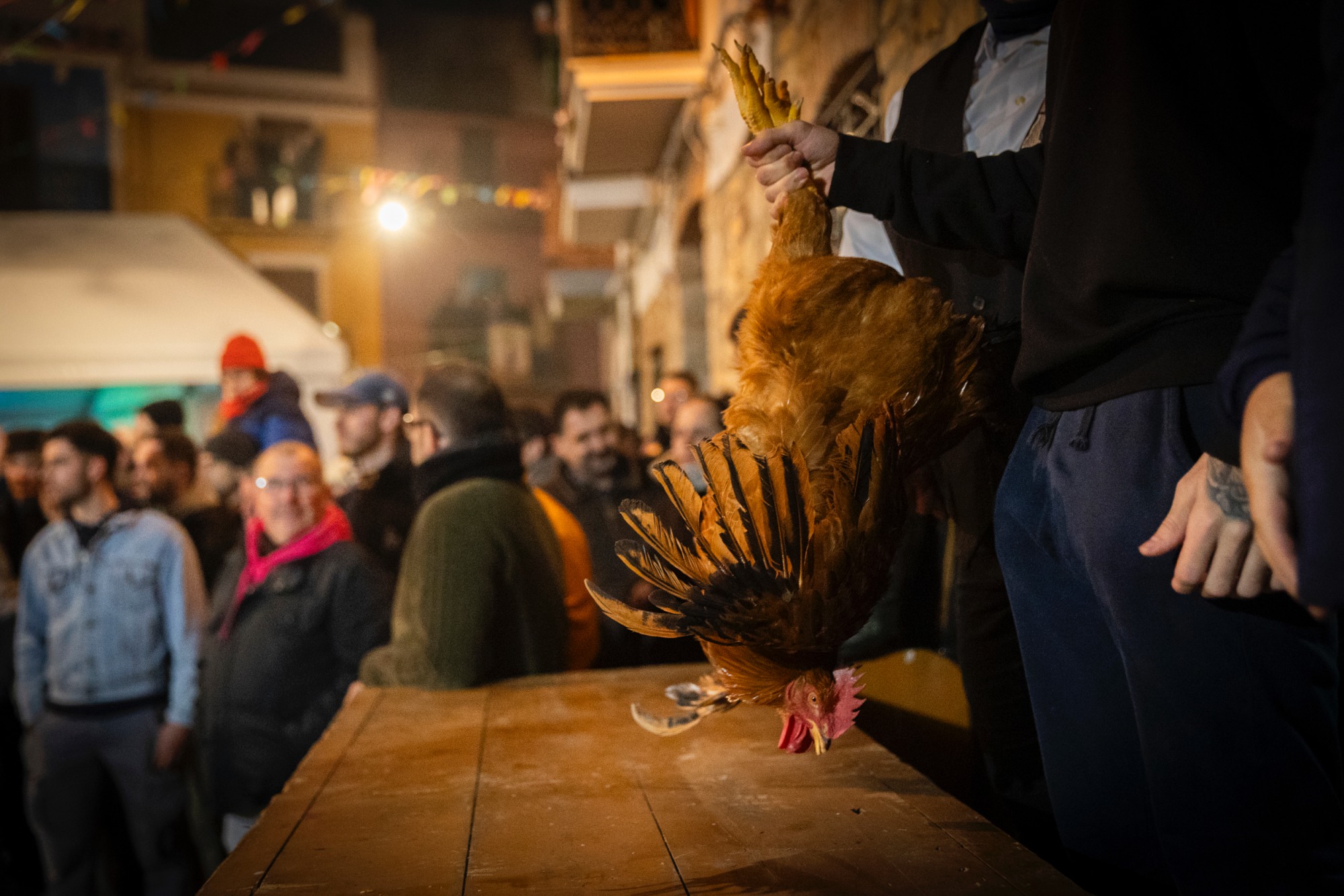 El ganador se lleva un pollo vivo a casa.