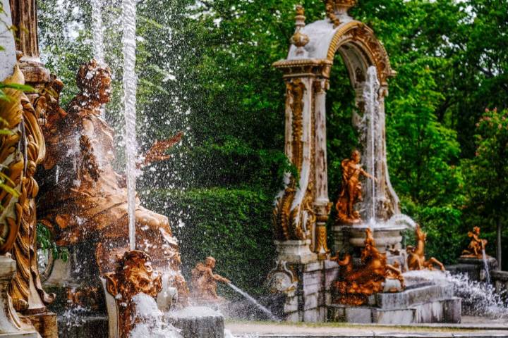 La plaza de la fuente Ocho Calles llena de visitantes que fotografían las caños.