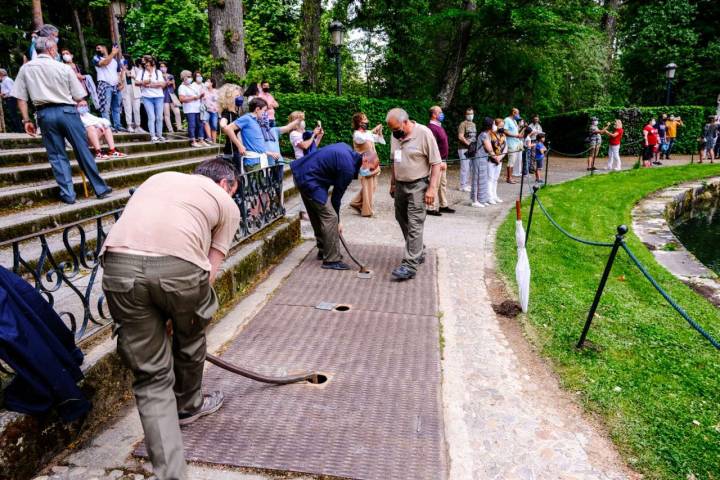 Los encargados de la fuente La Fama se preparan para disparar el chorro de 47 metros.