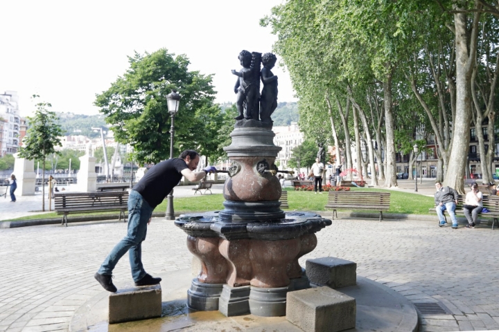 La fuente de los niños tritones, en el Arenal.