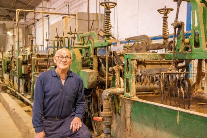 Ramón Cobo padre junto a la planta de lavado de lana que compró en los años 80.