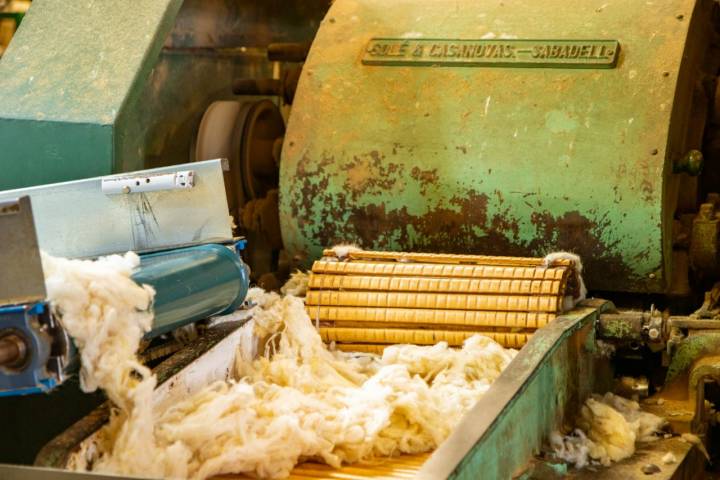 Una vez lavada, se escurre la lana y comienza el proceso de secado.