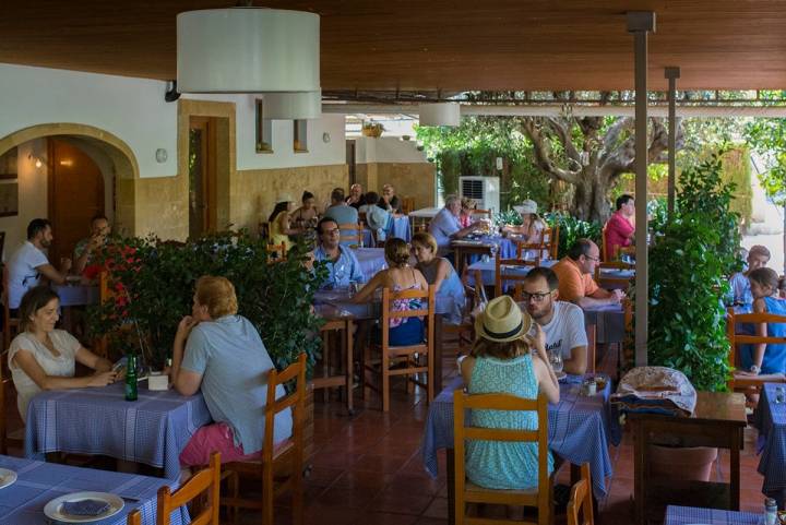 'La Cantina' ha pasado de ser un barecito de pescadores a la meca del buen comer de Jávea. Foto: Retratería.