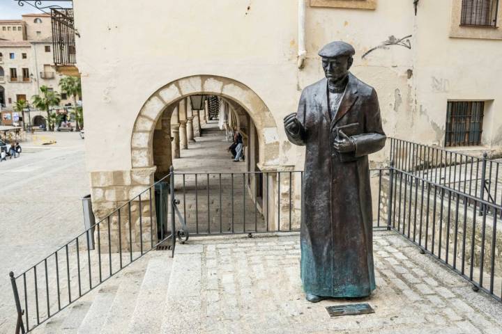 Escultura en la Plaza Mayor del párroco Ramón Núñez Martín.