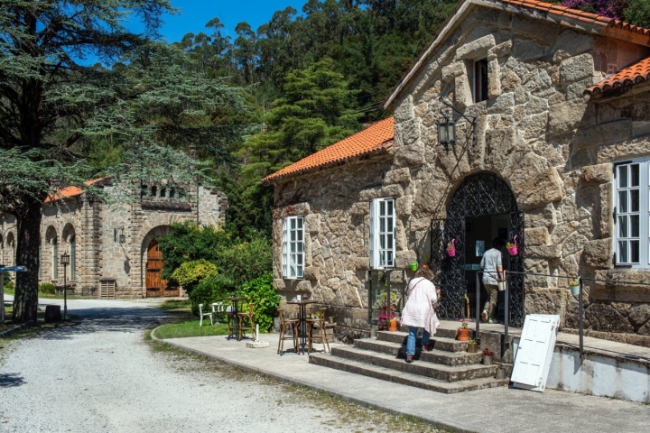 La Pesquería del Tambre: recepción, comedor y cafetería del hotel.