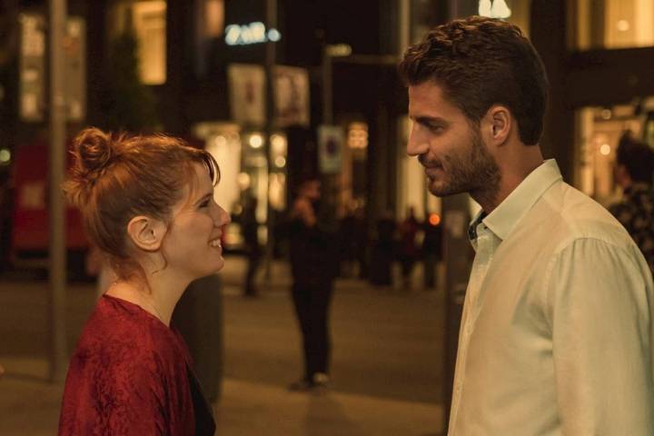 Dos de los protagonistas en plena Gran Vía. Foto: Netflix