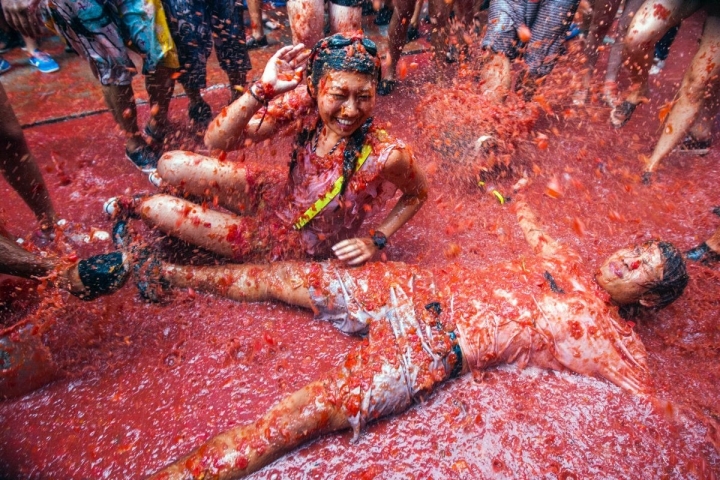 Las calles de Buñol se convierten en auténticos ríos de tomate.